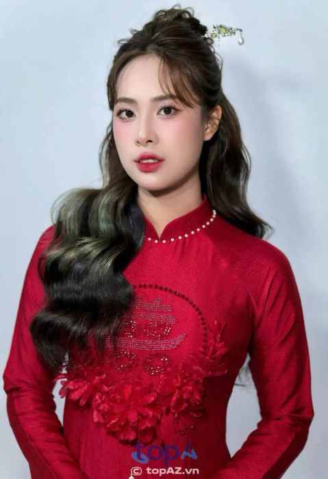 Phan Hương Studio là một cửa hàng áo dài cưới hỏi nổi bật tại Đồng Xoài, với các mẫu thiết kế độc đáo và chất lượng.