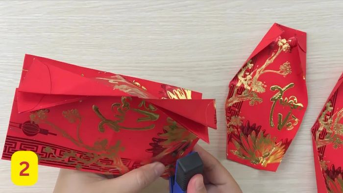 Hướng dẫn làm đồ lồng đèn trang trí Tết bằng bao lì xì - bước 2