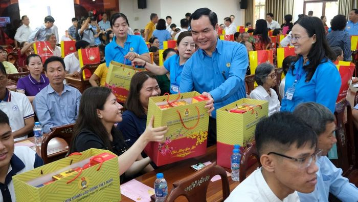 Chi phí tặng quà Tết công đoàn có cao không?