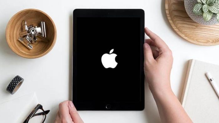 Khởi động lại iPad để làm mới hệ thống