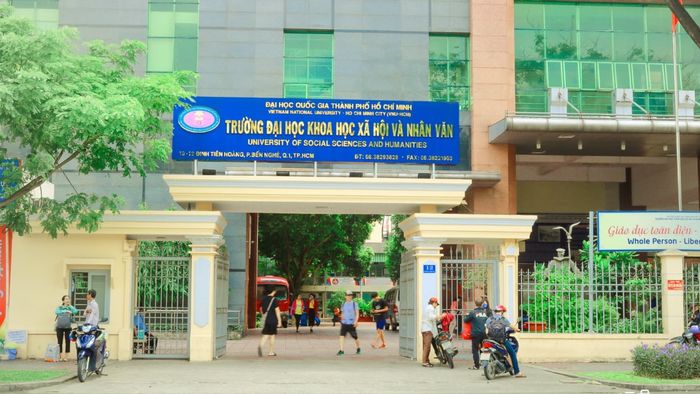 Bạn có bao giờ tự hỏi ngành văn học có thể mang lại cơ hội nghề nghiệp gì không? Dù không phổ biến như các ngành kỹ thuật hay kinh tế, văn học vẫn mở ra nhiều hướng đi thú vị cho những ai đam mê nghệ thuật ngôn từ. Ngành học này sẽ giúp bạn phát triển kỹ năng tư duy, phân tích, và sáng tạo, từ đó dẫn dắt bạn đến với những công việc như biên tập viên, giáo viên, hay chuyên gia nghiên cứu văn hóa. Hãy mạnh dạn theo đuổi đam mê của mình, và bạn sẽ tìm thấy những cơ hội nghề nghiệp đầy tiềm năng.