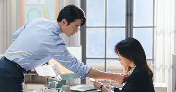 Sự quan tâm chân thành của thư ký Eun Ho dần khiến giám đốc Kang trở nên bối rối và khó xử.
