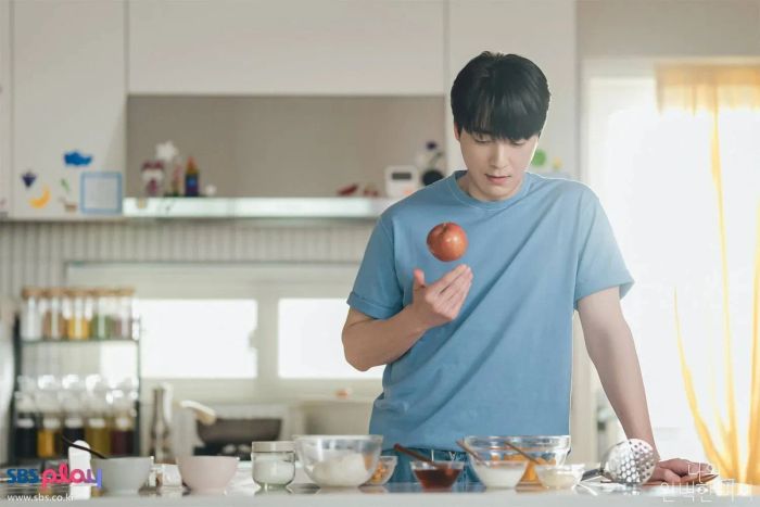Thư ký Yoo không chỉ giỏi việc nhà mà còn chăm sóc con cái như một bà nội trợ mẫu mực.