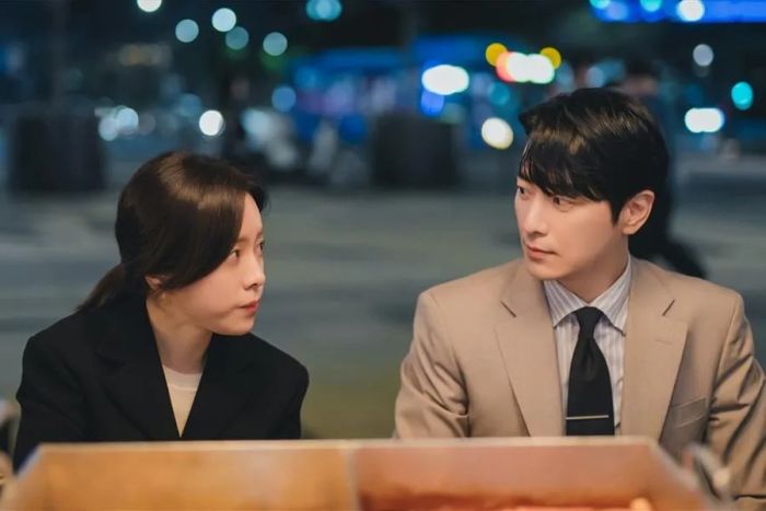 Chỉ một ánh nhìn giữa Han Ji Min và Lee Jun Hyuk cũng đủ tạo ra một bầu trời đầy chemistry.