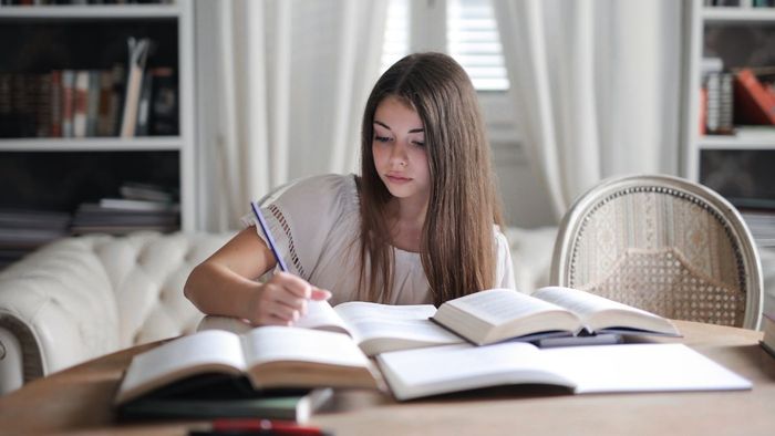 Tổ hợp khoa học xã hội bao gồm ba môn: Lịch sử, Địa lý và Giáo dục công dân.