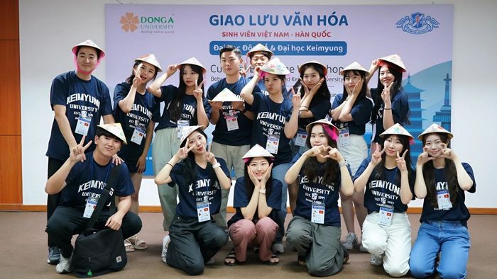 Ngành Văn hóa học là một lựa chọn tuyệt vời cho các bạn đam mê tìm hiểu văn hóa và xã hội.