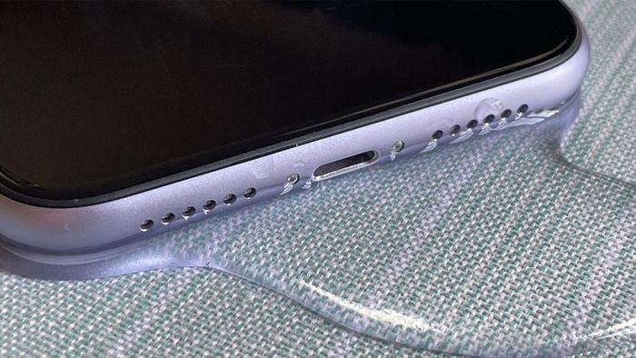 Một trong những lý do khiến loa iPhone bị mất âm thanh hoặc âm thanh yếu là do nước xâm nhập vào thiết bị.