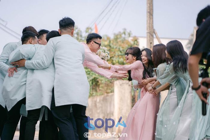 Đây là cửa hàng cho thuê áo dài cưới hỏi tại TP. Đồng Hới, nổi bật với vẻ đẹp và chất lượng vượt trội.