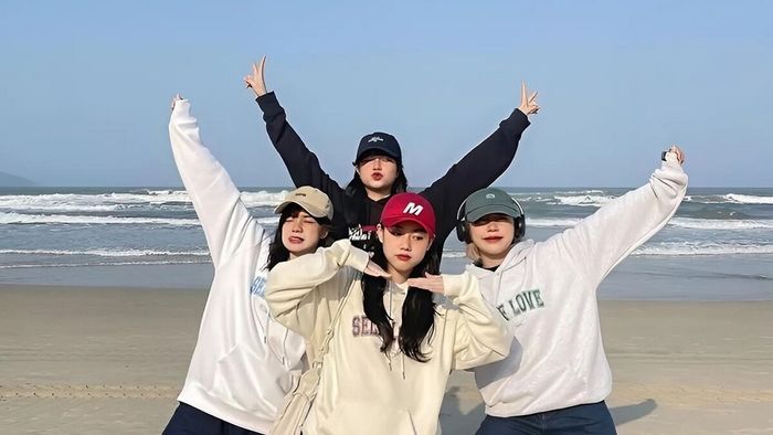 Cách tạo dáng khi chụp ảnh biển cùng bạn thân