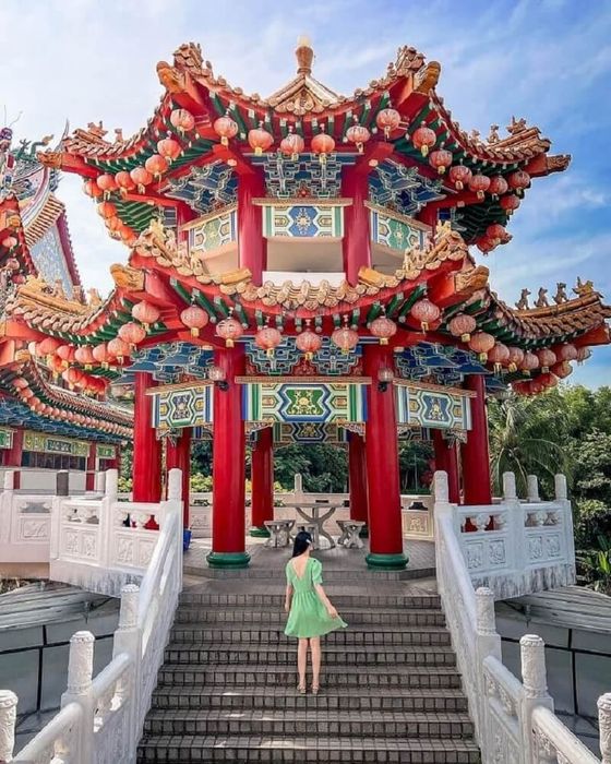 Cầu mong may mắn và bình an tại chùa Thiên Hậu.