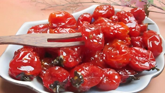 Cách làm mứt cà chua nguyên quả sẽ cho ra thành phẩm tuyệt vời, với từng viên mứt được giữ nguyên hình dáng và hương vị đặc trưng của cà chua. Thành phẩm này là kết quả hoàn hảo từ các bước chuẩn bị và chế biến.