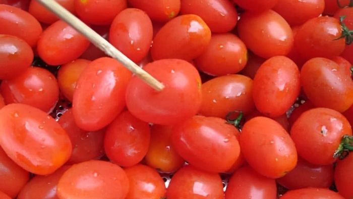 Cách làm mứt cà chua bi nguyên quả – Bước 1