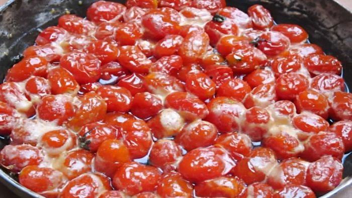Cách làm cà chua nguyên quả theo phương pháp 2 bước, bước 3 sẽ là giai đoạn để cà chua được tẩm ướp đều và đạt được độ ngọt cần thiết trước khi tiếp tục các bước sau đó để hoàn thành món mứt.