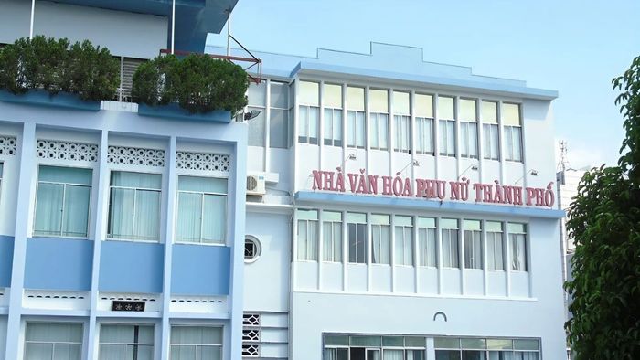 Nhà văn hóa Phụ nữ TP.HCM tổ chức các khóa học nấu ăn dành cho nữ, cung cấp kiến thức từ căn bản đến nâng cao về các món ăn phù hợp với gia đình và dịp đặc biệt.