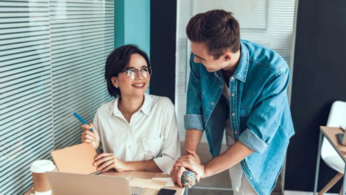 Ứng xử là cách thức thể hiện thái độ, hành vi và lời nói của mỗi người trong các tình huống giao tiếp với người khác, tạo nên sự hiểu biết và kết nối trong môi trường xã hội.