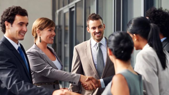 Một trong những lợi ích lớn khi học tiếng Anh là mở rộng mạng lưới quan hệ của bạn