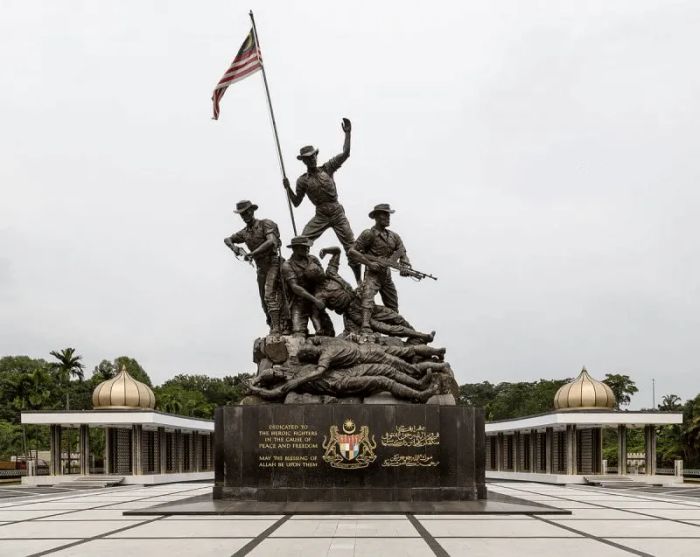 Khám phá tượng đài chiến thắng và tìm hiểu về lịch sử Malaysia.