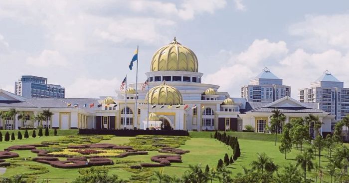 Cung Điện Hoàng Gia hấp dẫn du khách nhờ vào kiến trúc độc đáo và đặc sắc.