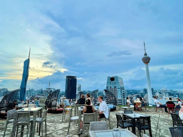 Thưởng thức các món đồ uống tuyệt vời và ngắm cảnh tuyệt đẹp tại quầy bar Heli.