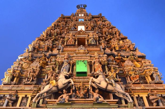 Đền Sri Maha Mariamman tại Kuala Lumpur được biết đến với sự linh thiêng và không gian trang nghiêm.