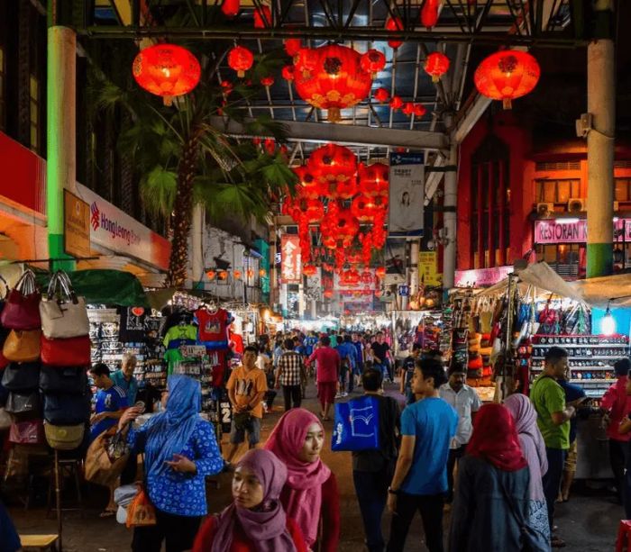 Bạn có thể thỏa sức mua sắm và thưởng thức ẩm thực tại Petaling Street Market, một điểm đến sôi động và hấp dẫn ở Kuala Lumpur.