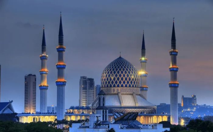 Masjid Negara nổi bật với thiết kế kiến trúc độc đáo, thu hút sự chú ý của du khách qua từng chi tiết tỉ mỉ và không gian linh thiêng.