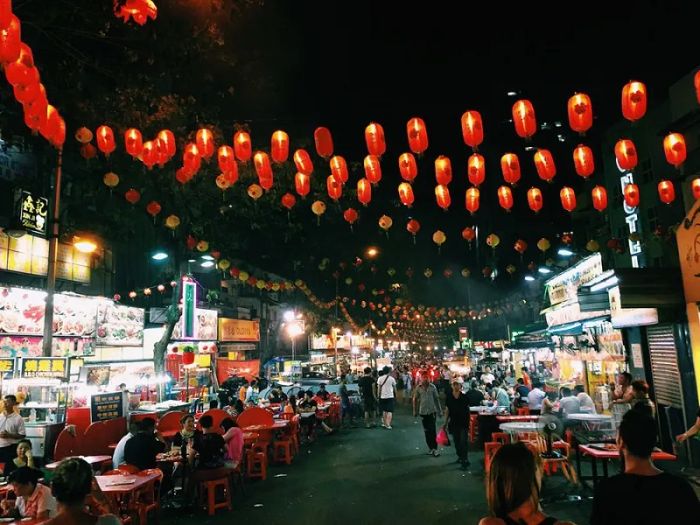 Khám phá và thưởng thức các món ăn hấp dẫn tại phố ẩm thực Jalan Alor Kuala Lumpur là một trải nghiệm không thể bỏ qua.