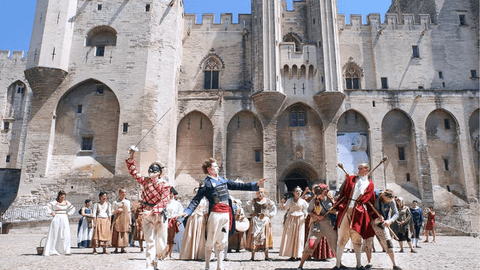 Lễ hội Avignon, một sự kiện đầy ấn tượng ở Pháp, mang lại cho người tham gia những trải nghiệm thú vị về âm nhạc và nghệ thuật.