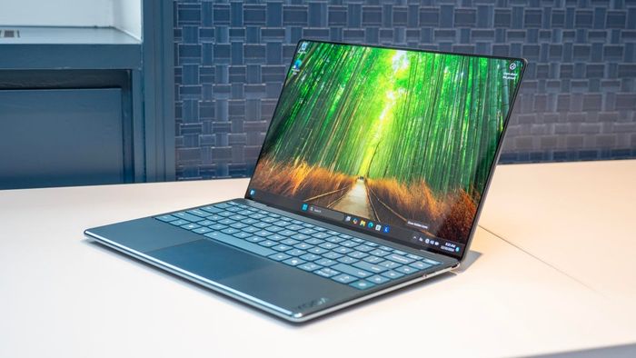 Lenovo Yoga Slim 9i 14 Gen 10 mang đến màn hình tràn viền đầy ấn tượng và độc đáo.