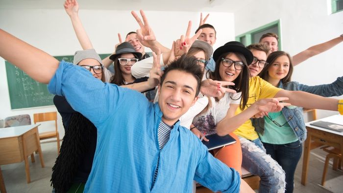 Cách tạo dáng chụp ảnh tập thể kiểu số 14
