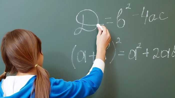 Công thức tính delta là công thức cơ bản dùng để giải phương trình bậc hai, giúp xác định số lượng và giá trị của nghiệm phương trình.