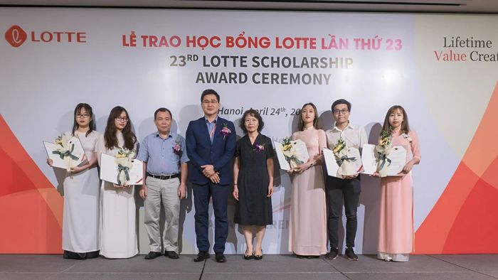 Đại học Thăng Long cũng triển khai nhiều chương trình học bổng hấp dẫn dành cho sinh viên của trường.