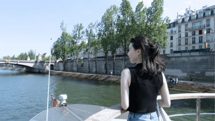 Dòng sông Seine tại Paris vào mùa hè