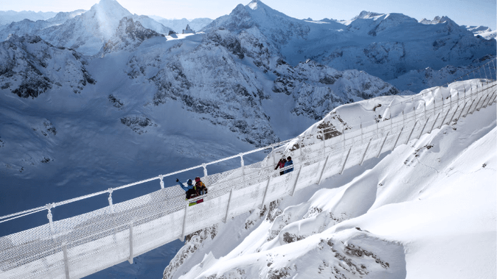 Cầu đi bộ và cầu treo trên đỉnh Titlis Cliff