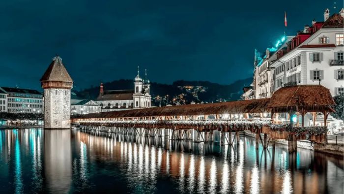 Khám phá vẻ đẹp huyền bí của hồ Lucerne dưới ánh đèn ban đêm, nơi không gian trở nên kỳ ảo và lung linh hơn bao giờ hết. Hồ như khoác lên mình một lớp áo mới, làm nổi bật vẻ đẹp của những cảnh vật xung quanh.