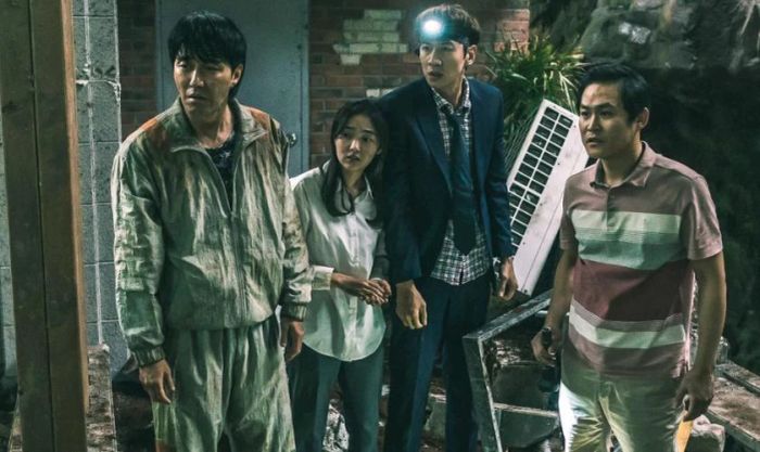Hố Sụt Tử Thần - Sinkhole (2021) là một bộ phim kết hợp giữa yếu tố hài hước và thảm họa, gây ấn tượng mạnh mẽ nhờ vào diễn xuất của dàn diễn viên, đặc biệt là Kim Hye-Joon.