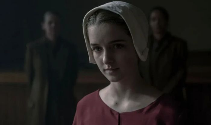 Chuyện Người Hầu Gái – The Handmaid’s Tale (2017-2025) là một trong những tác phẩm nổi bật có sự tham gia của Mckenna Grace
