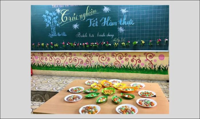 Cây tre tạo điểm nhấn đặc biệt cho bảng trong ngày Tết Hàn Thực, làm không gian thêm sinh động và ý nghĩa.