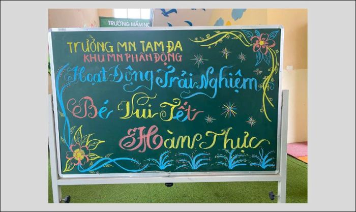 Vẽ hoa để trang trí bảng là sự lựa chọn yêu thích của nhiều người trong dịp Tết Hàn Thực
