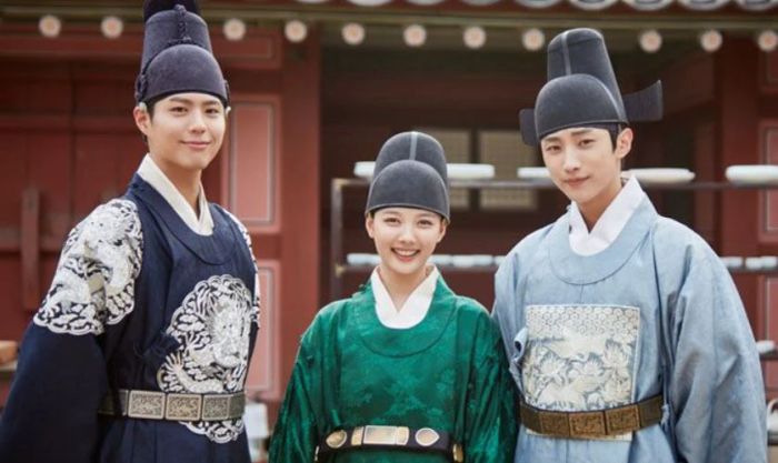 Mây Họa Ánh Trăng - Love In The Moonlight (2016) là bộ phim truyền hình nổi bật của năm 2016.