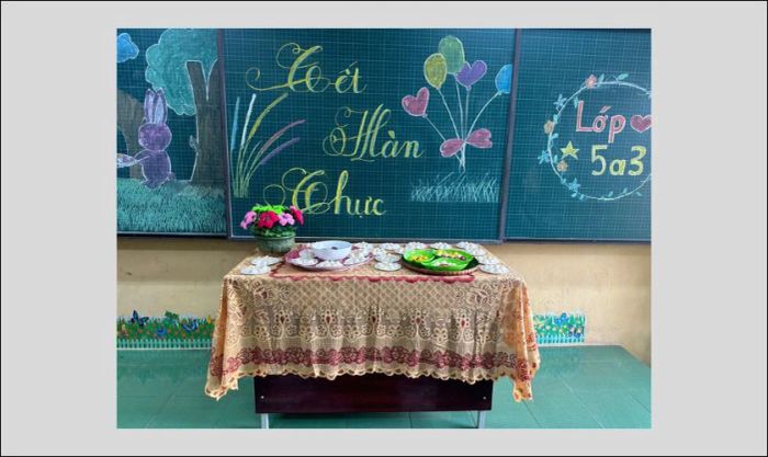 Trang trí bảng Tết Hàn Thực với hình ảnh các món ăn đặc trưng, tạo nên một không gian đậm đà hương vị ngày Tết.