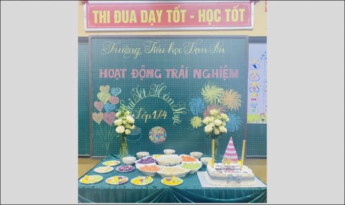 Trang trí bảng với các màu sắc nổi bật để tạo nên không khí lễ hội rực rỡ, mang lại cảm giác vui vẻ cho mọi người.