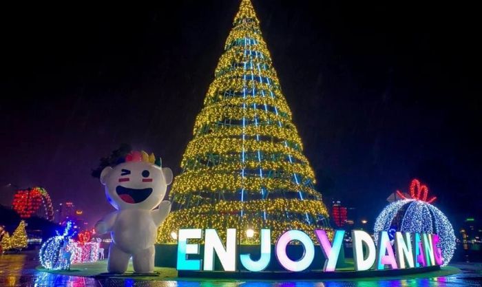 Cầu Rồng với hệ thống đèn LED rực rỡ, chiếu sáng cả bầu trời đêm và tạo điểm nhấn nổi bật cho thành phố.