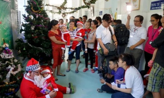 Hãy tham gia vào các hoạt động tình nguyện dịp Giáng Sinh và cùng nhau lan tỏa niềm vui trong những ngày lễ ấm áp, đem đến hạnh phúc cho những người cần giúp đỡ.