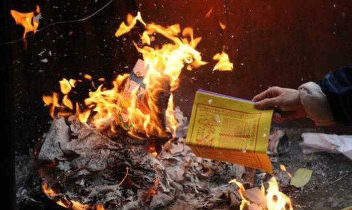 Khi hương đã cháy hết, gia chủ đưa vàng mã ra nơi sạch sẽ để thực hiện lễ cúng.