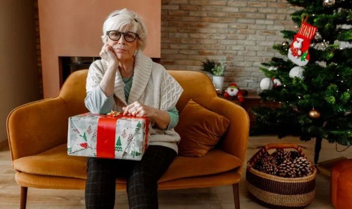 Hình ảnh Giáng sinh một mình, phản ánh sự cô đơn trong đêm tối lạnh lẽo, khi mọi người quây quần bên nhau