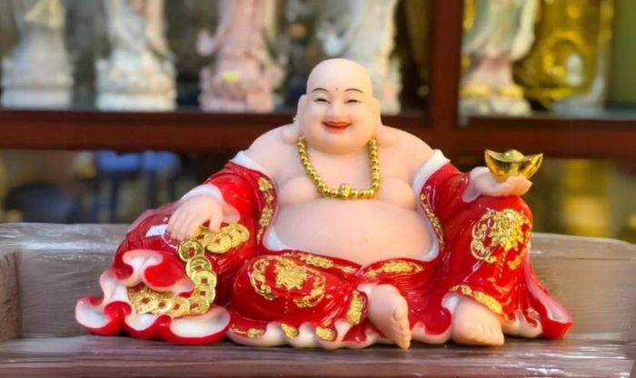 Phật Di Lặc thường được đặt ở vị trí trên hoặc gần bàn thờ Thần Tài