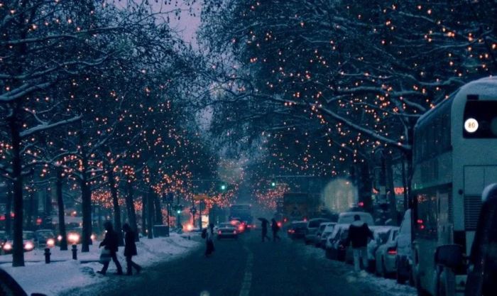 Đường phố Noel mang vẻ buồn vắng, thiếu đi những tiếng cười và niềm vui thường thấy