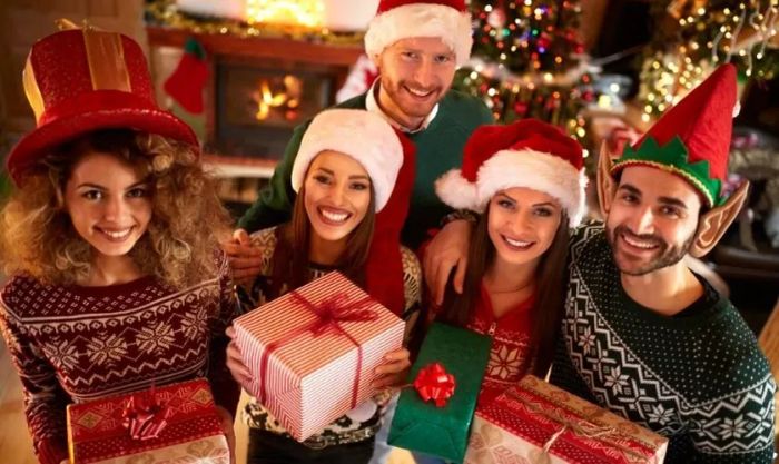 Hình ảnh gia đình quây quần bên nhau, đón Giáng sinh trong niềm vui và ấm áp