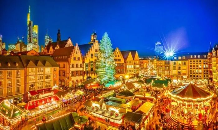 Hình ảnh thành phố sáng bừng trong đêm Giáng sinh với ánh đèn lấp lánh